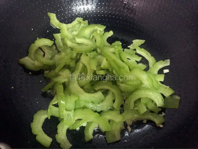 放入苦瓜翻炒片刻