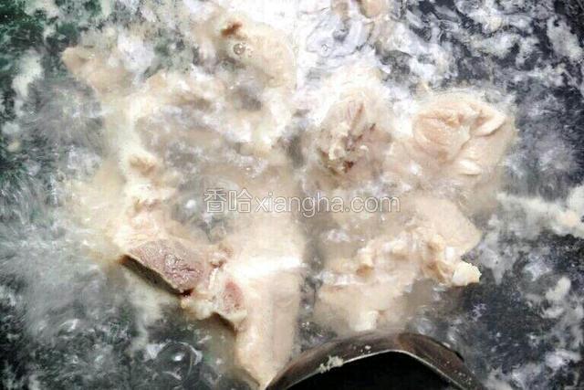 把排骨或者鸡肉，去除杂质，飞水待用。（把材料用清水烧开3～5分钟，烧开后，把水倒掉，用清水再次冲洗干净待用，主要是为了去除材料的腥味和血水。）