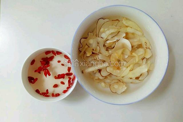 把汤包的食材用清水冲洗干净，然后泡5分钟，浸泡的水可以用来煲汤，
