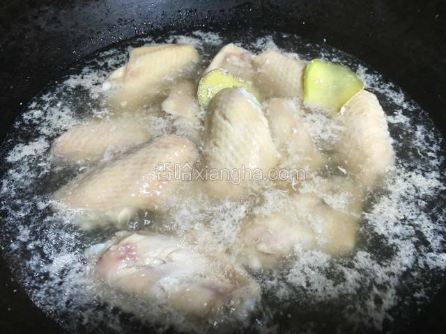 入锅焯水后捞出；