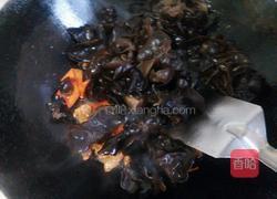 木耳胡萝卜炒肉的做法图解7