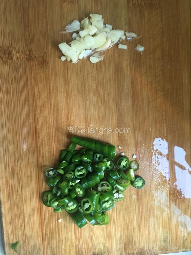 尖椒切圈，蒜拍碎
