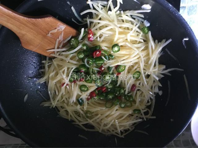快速翻炒，然后把尖椒放去炒
