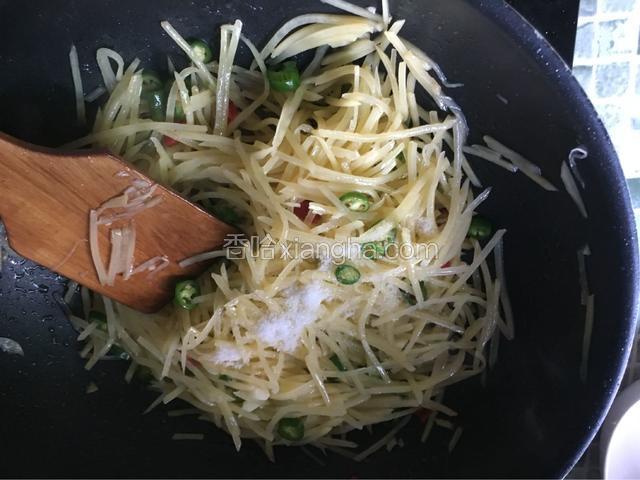 加入适量的盐大火翻炒，炒至熟即可