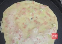 鸡蛋香肠饼的做法图解3