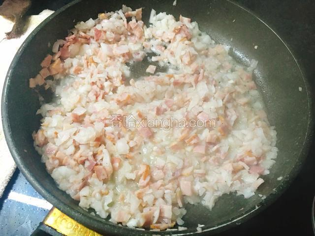 锅内倒适量油，炒洋葱和培根直到洋葱出香味，放盐和黑胡椒粉提味。