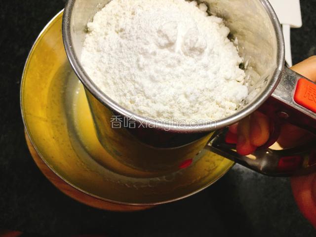 筛入低粉、泡打粉。翻拌至无粉末状。如果需要乳化，就把鸡蛋液静置1、2小时后再筛入低粉、泡打粉，翻拌均匀。