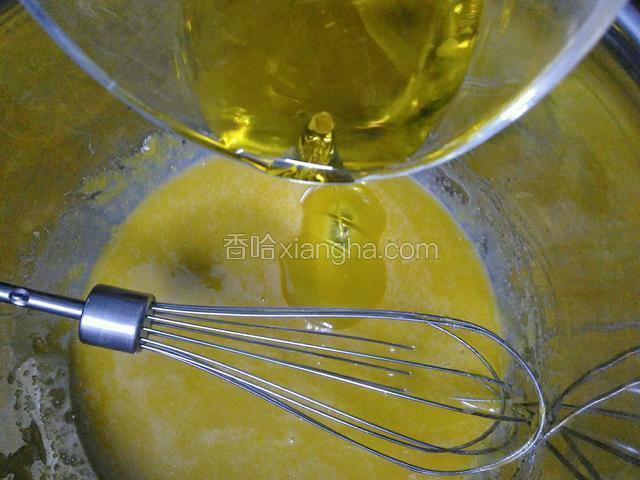 再慢慢加入油，蛋黄里面含有卵磷脂，边加边搅拌可以起到乳化的作用，不会起到油水分离。