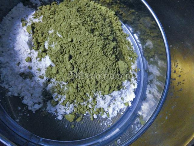 将面粉和抹茶粉一起过筛进去。