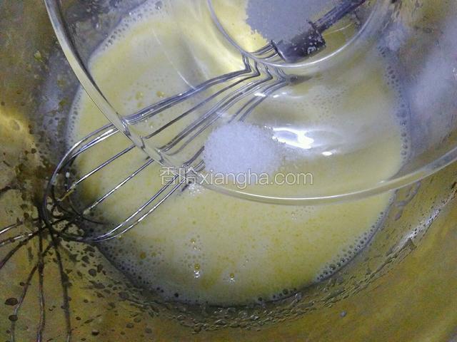 再加一点点盐，可以让组织更加的好，也减少油腻感。  