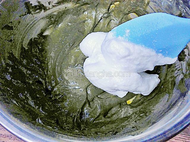 蛋白霜先取一部分与抹茶面糊以上下翻拌的手法翻拌均匀。
