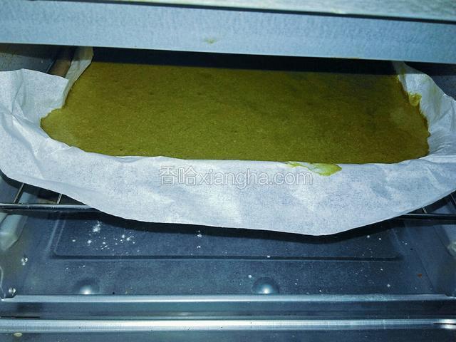 放入烤箱中层180℃上下火烤15-18分钟。具体时间大家根据自家烤箱调整。