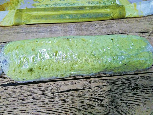 卷好以后用保鲜膜包起来，固定形状，放在冰箱至少冷藏1小时定型。