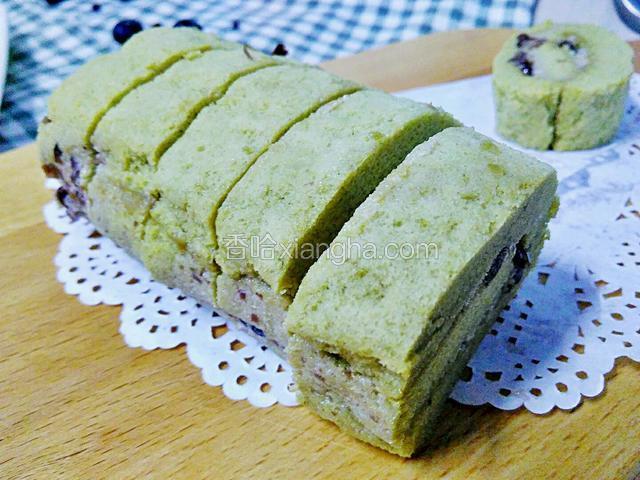 冷藏后取出切片即可。