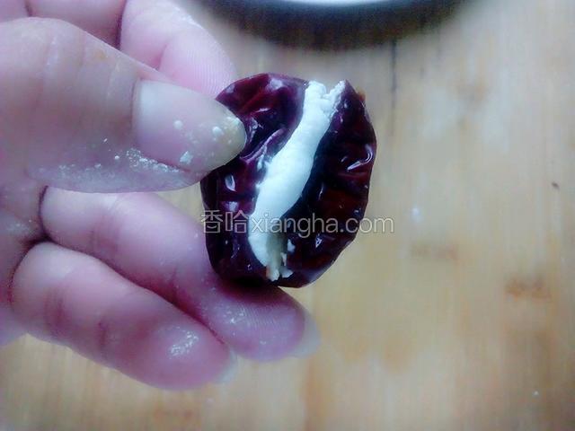 把搓好的糯米粉塞进红枣里