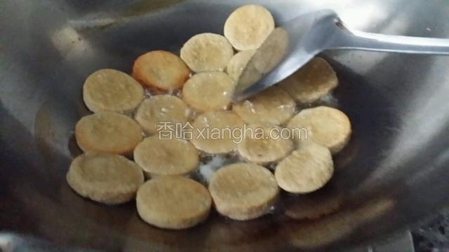 炒锅预热，下油烧至七成热，小心逐块地放入素鸡块，转小火煎至两面金黄。这中间要不停地晃锅，以防煎糊；