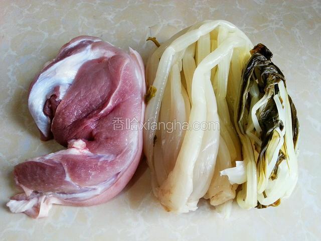 准备好猪肉和雪菜