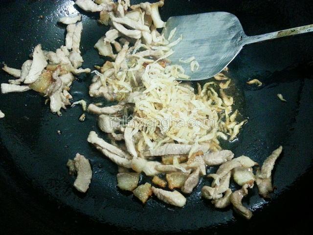 猪肉炒至发白，放入虾皮