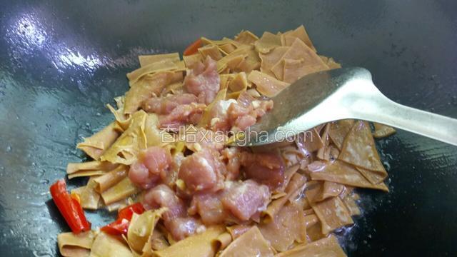 把肉片放入锅里一起翻炒