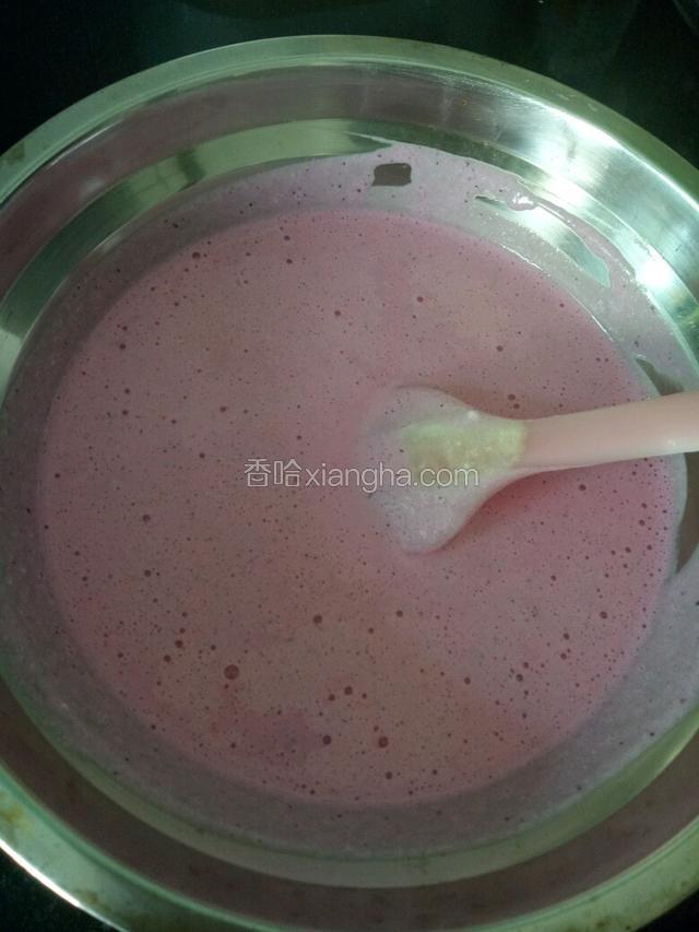 用硅胶刮刀翻拌均匀至无颗粒无结块（不可用打蛋器搅拌，以免消泡，蛋糕发不起来）