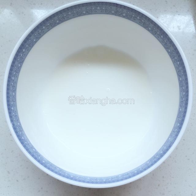 蜂蜜，酸奶，吉利丁粉混合好
如果是买的酸奶就不需要加蜂蜜了