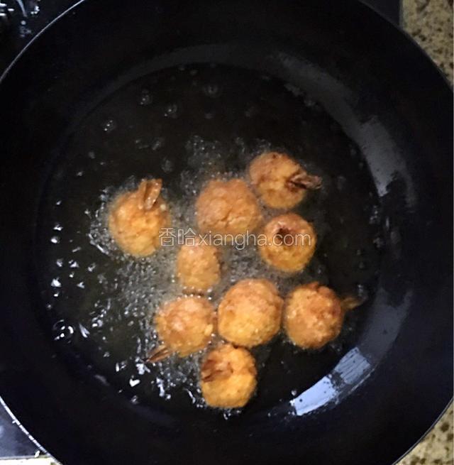 虾球炸至金黄色捞出备用