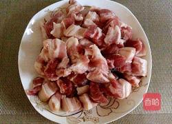 红烧肉炖土豆芹菜末的做法图解1
