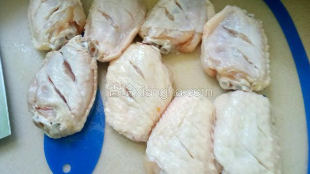 泡完在鸡翅两面用刀尖划两三道口子