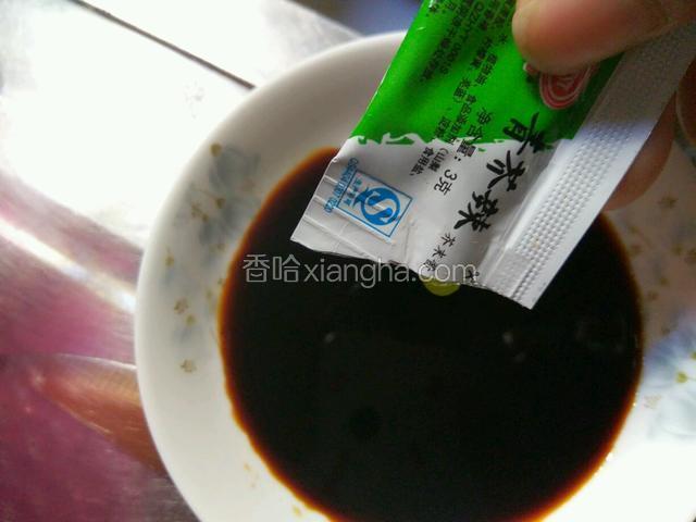 要吃时盘子放适量的酱油把芥辣挤下去，（没吃芥辣的友友不要把芥辣搅散哦，）