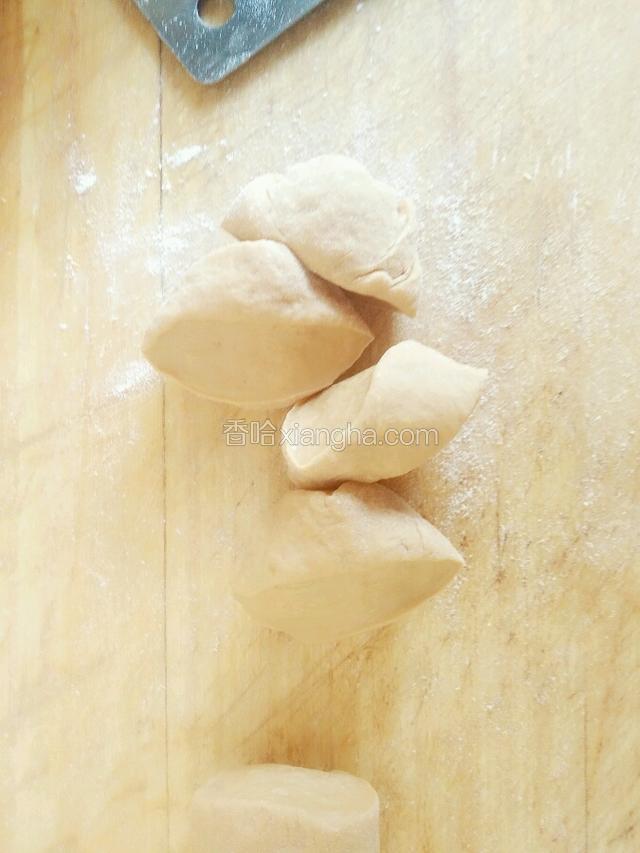 面团搓成长条，切成一个个小剂子，比饺子皮稍微大点。