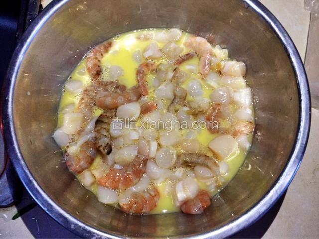 扇贝丁洗净杂质，打入一个鸡蛋拌匀。