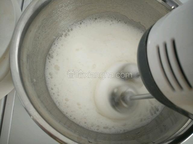 打到起泡慢慢变少，再加入第二次的糖