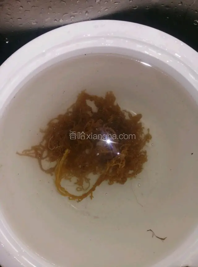 石花泡发，清洗干净沥干水。