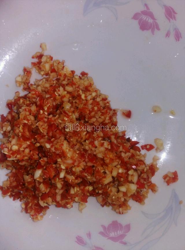 把小米辣，蒜，嫩姜剁细。
