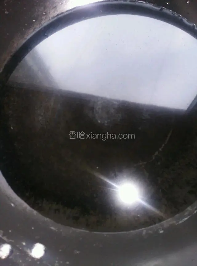 锅里加清水。
