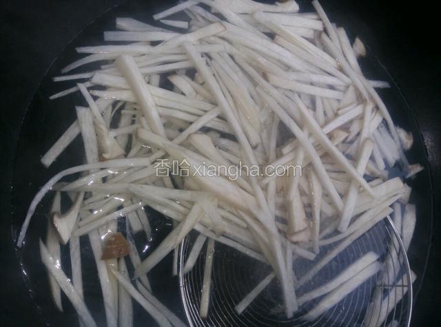 杏鲍菇焯熟，捞起来。