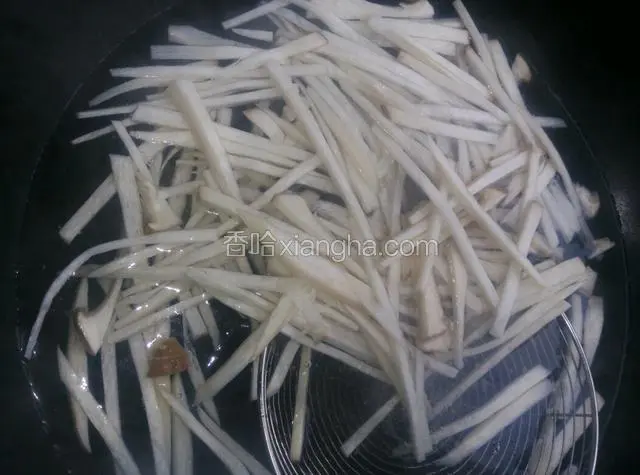 杏鲍菇焯熟，捞起来。