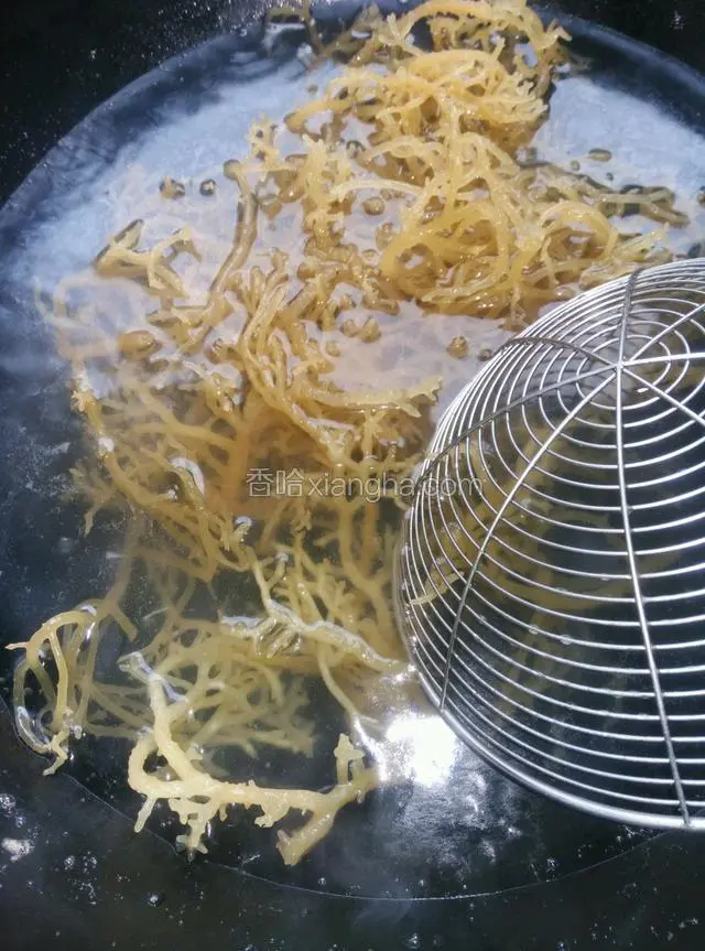 石花焯熟，捞起来。