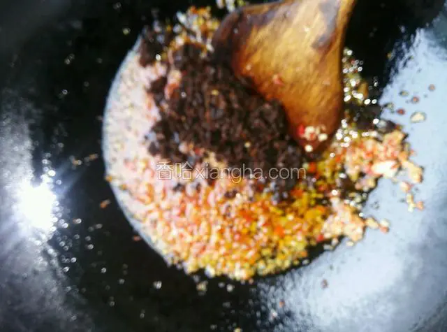 把豆豉放进去，炒香。
