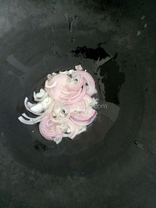 烧锅热油倒入洋葱丝爆香