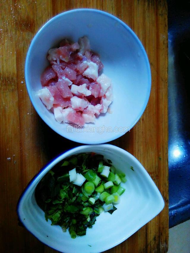肉切粒   葱花姜切碎