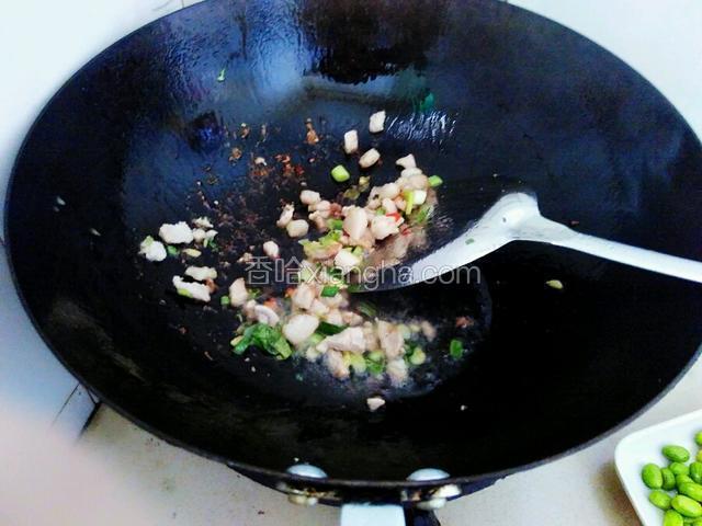 锅里油烧热放入猪肉煸出油在放入葱姜爆香