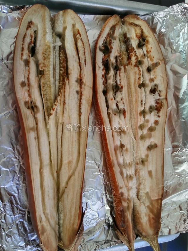 茄子扒开，用筷子戳些洞方便入味（惨不忍睹～）