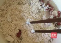 Illustration of how to make raisin and wolfberry cake 3