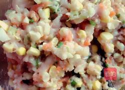 胡萝卜玉米马蹄猪肉饺的做法图解1