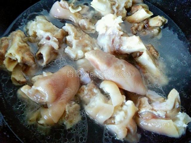 煸炒一下后放入水