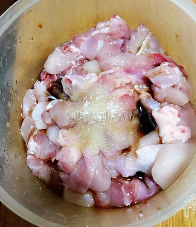 兔肉用料酒，盐，生抽，老抽，香油，花椒油拌匀腌10分钟
