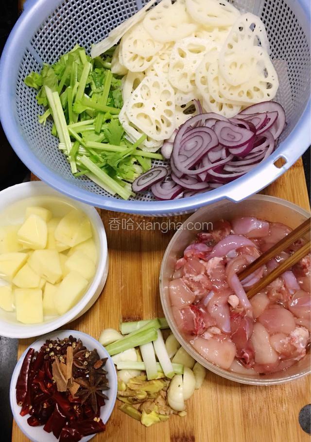 土豆切小块用水浸泡一会沥干水分，葱切段，姜切片，蒜切块，切菜切段，洋葱切环，藕切片