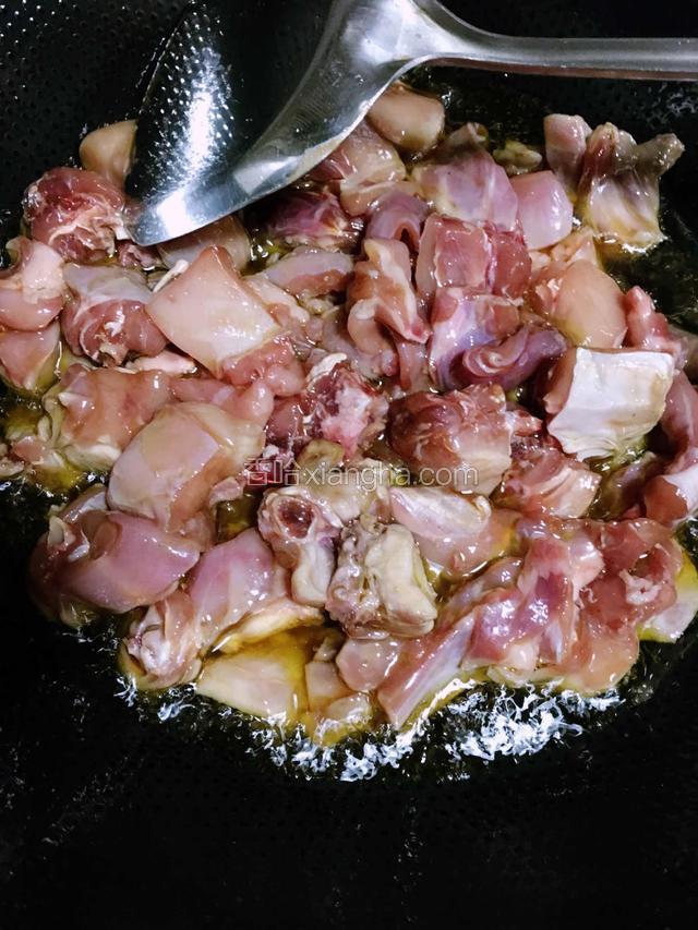 放入腌好的兔肉炸至金黄干煸捞出
