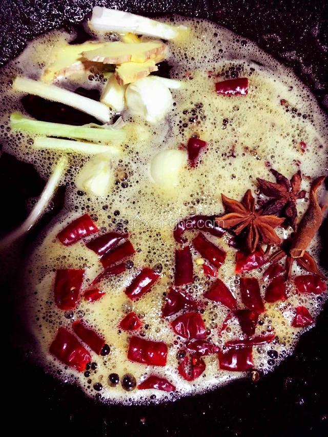 用炸完兔肉剩余的油爆香葱姜蒜，大料，花椒干辣椒